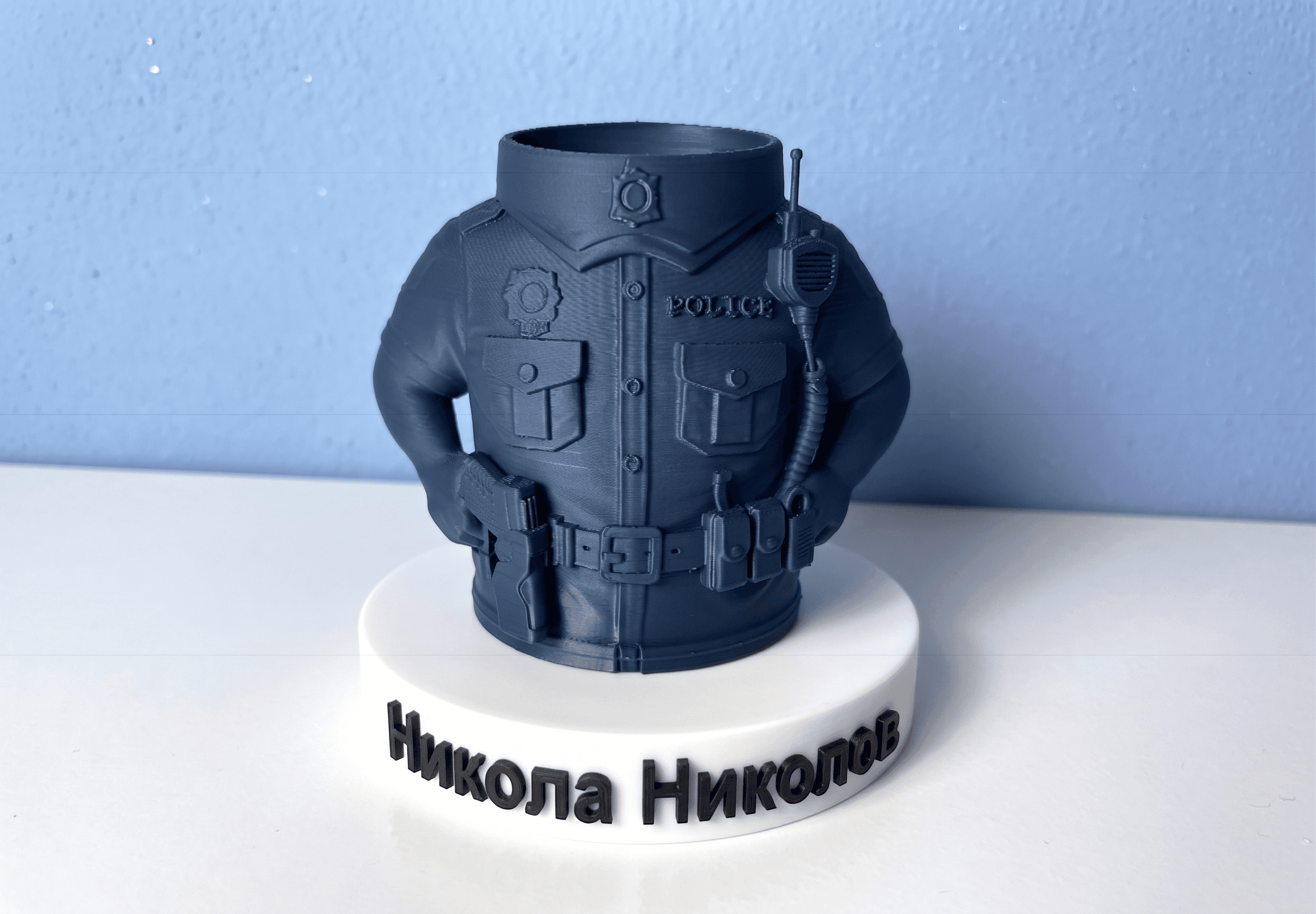 Држач за пенкала — Полицаец — персонализиран подарок од InnoGift.mk